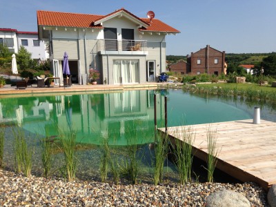 Naturnahe Schwimmteiche - glasklares Wasser auch ohne viel Technik